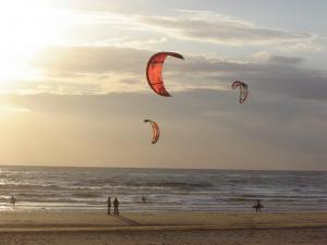 Kitesurfen am Strand von De Koog